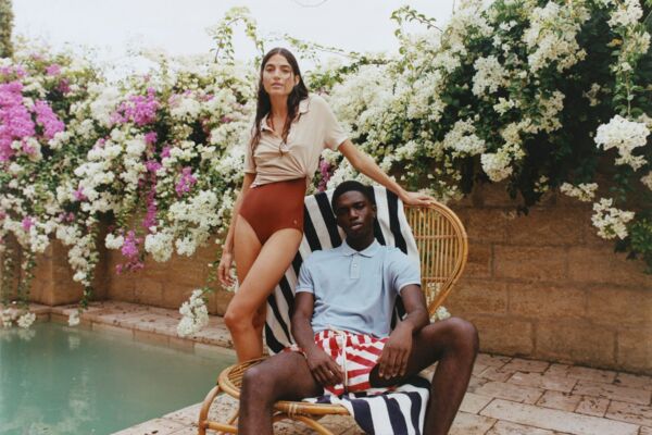 Weibliches und Männliches Modell in Bademode von GANT posieren an einem Pool