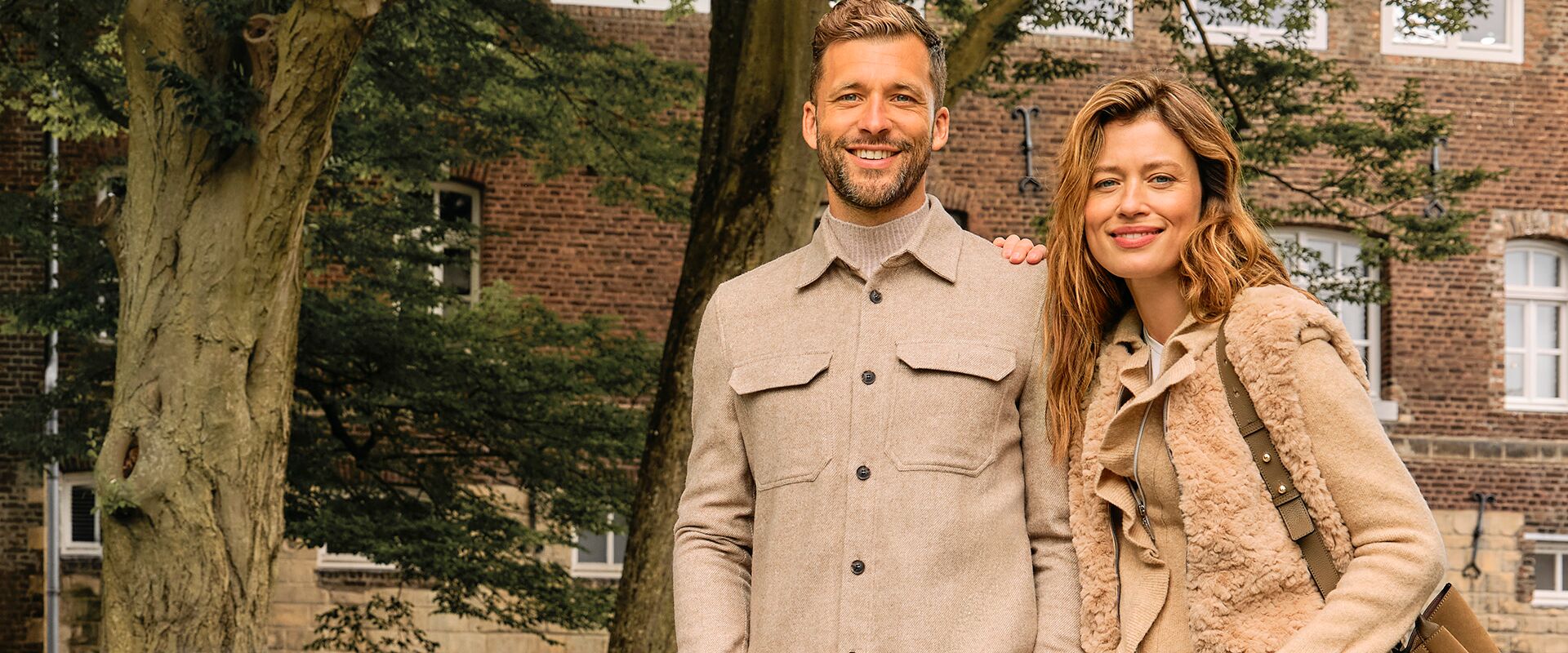 Damen- und Herrenmodel in neuer Herbstmode