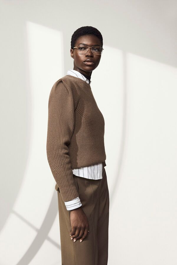 Weibliches Model in braunem Pullover von BOSS