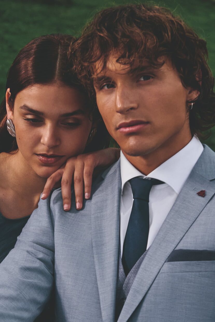 Weibliches und männliches Modell in schicker Anlassmode von Roy Robson posieren gemeinsam
