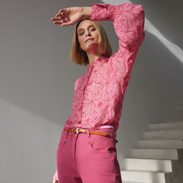 Model in pinker Bluse und pinker Denim-Hose von Luisa Cerano