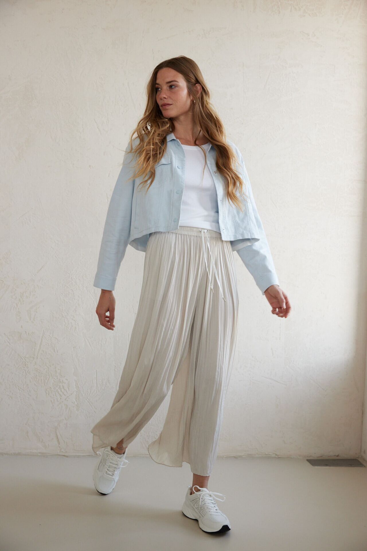 Weibliches Modell in Culotte, Shirt und Denim-Jacke - Premium Damenmode