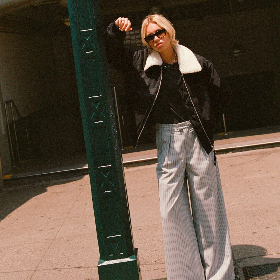 Weibliches Model in Culotte, Longsleeve und Jacke von Marc O Polo Denim posiert an U-Bahn Station in New York