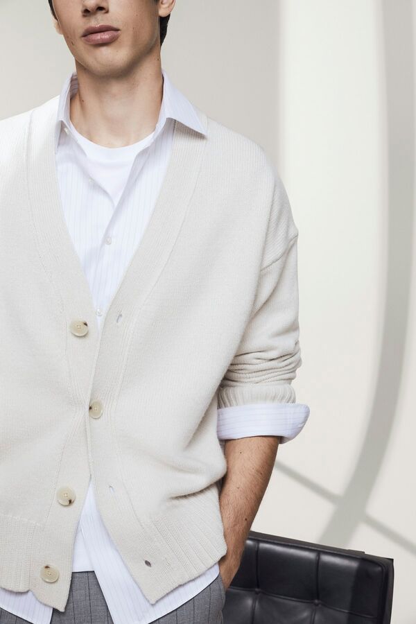 Männliches Model in weißen Strick-Cardigan von BOSS