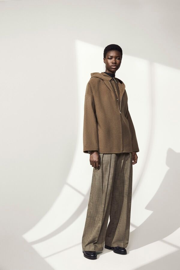 Weibliches Model in brauner Jacke und Hose von BOSS