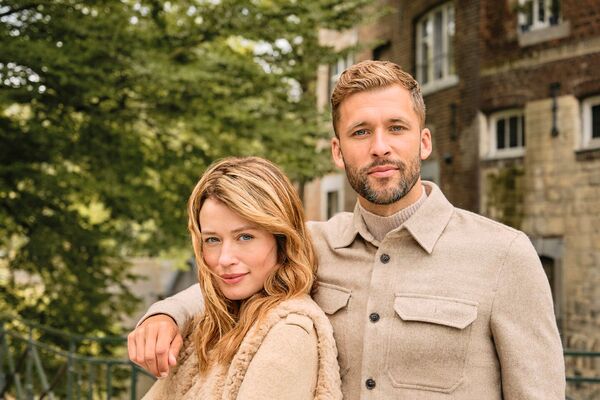 Weibliches und männliches Modell in klassischen Herbst-Looks posieren gemeinsam
