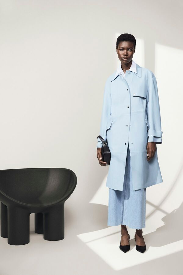 Weibliches Model in blauem Mantel von BOSS