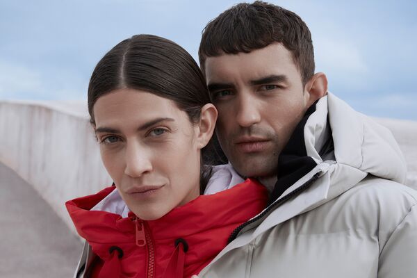 Portrait von weiblichen und männlichen Modells in Winterjacken von CINQUE