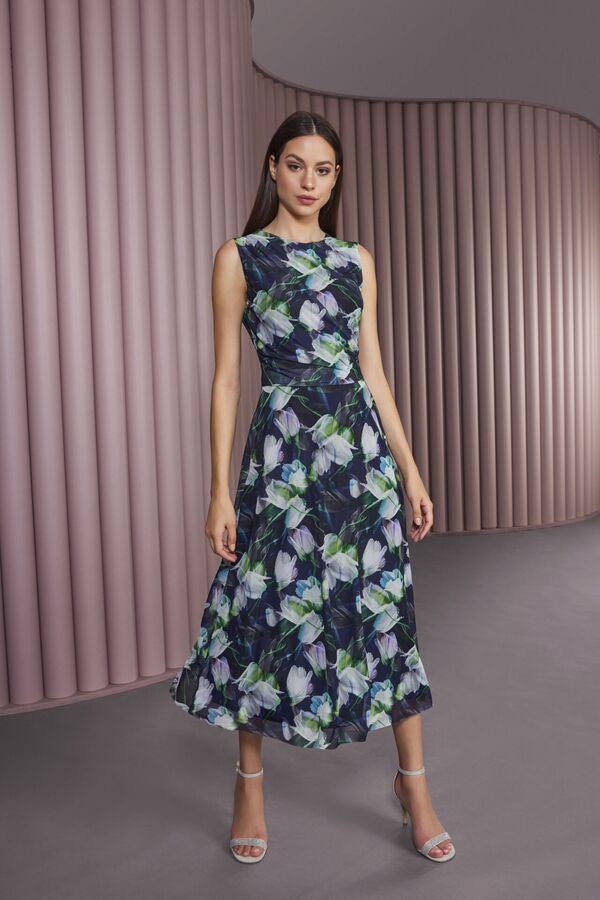 Weibliches Modell in bunten Abendkleid mit Musterprint von SWING posiert selbstbewusst