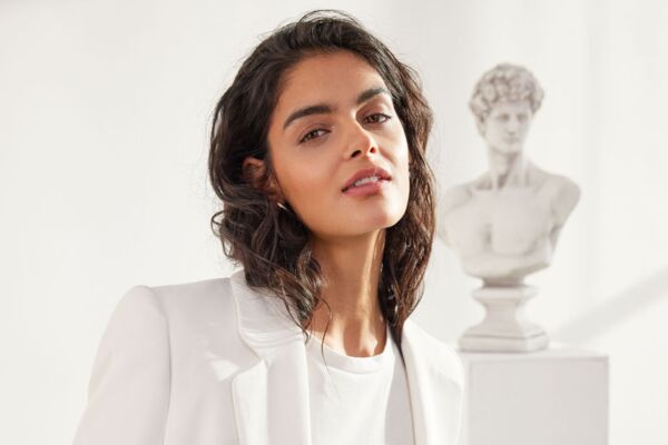 Weibliches Model in weißen Monochrome-Look aus Shirt und Hosenanzug von Luisa Cerano