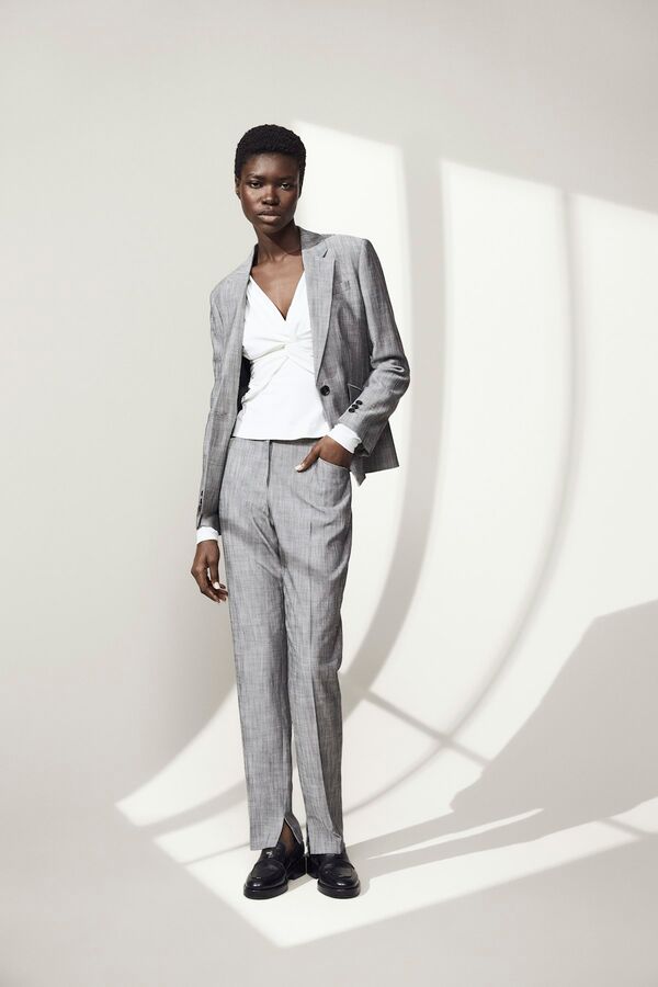 Weibliches Model in grauem Blazer und Hose von BOSS