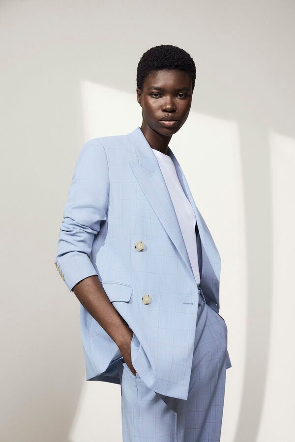 Weibliches Model in blauem Blazer von BOSS