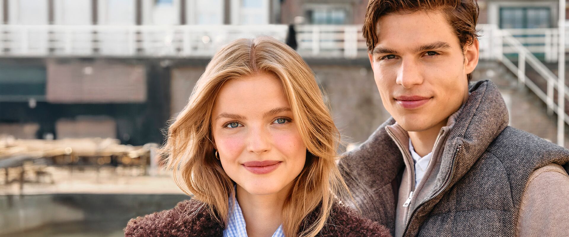 Mode für Damen und Herren Weibliches und männliches Model in aktueller Herbst-/Wintermode