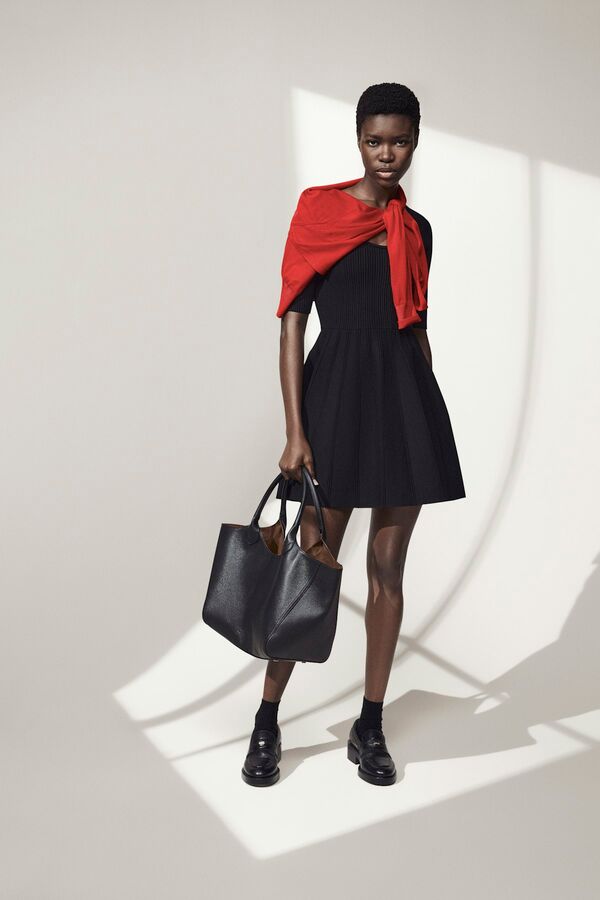 Weibliches Model in schwarzem Kleid von BOSS