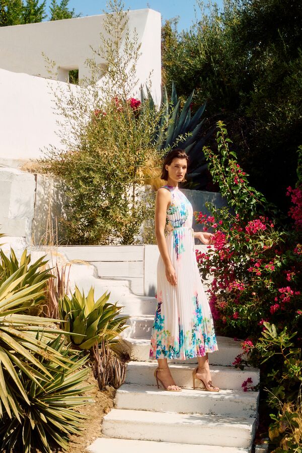 Weibliches Modell in beigen Maxikleid mit bunten Floralprint von Joseph Ribkoff - Kleider für Hochzeiten als Gast