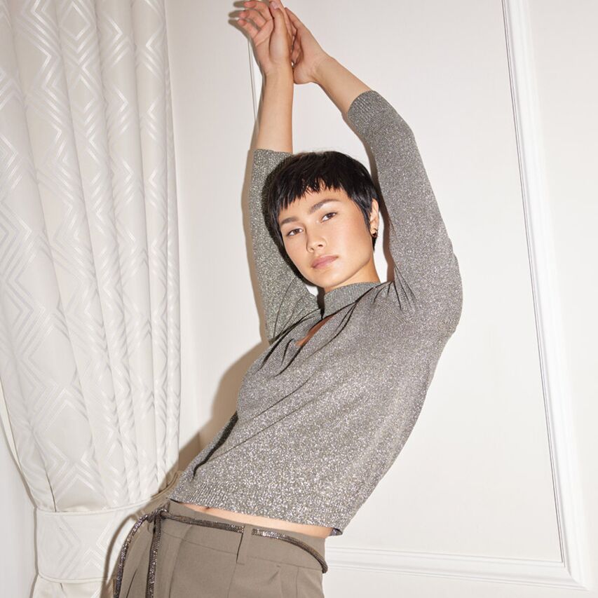 Weibliches Modell in Strickpullover und Cargohose von Luisa Cerano