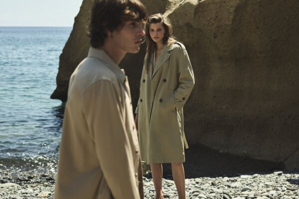 Weibliches und Männliches Modell in stylischen Jacken von Marc O'Polo posieren an einer steinigen Küste