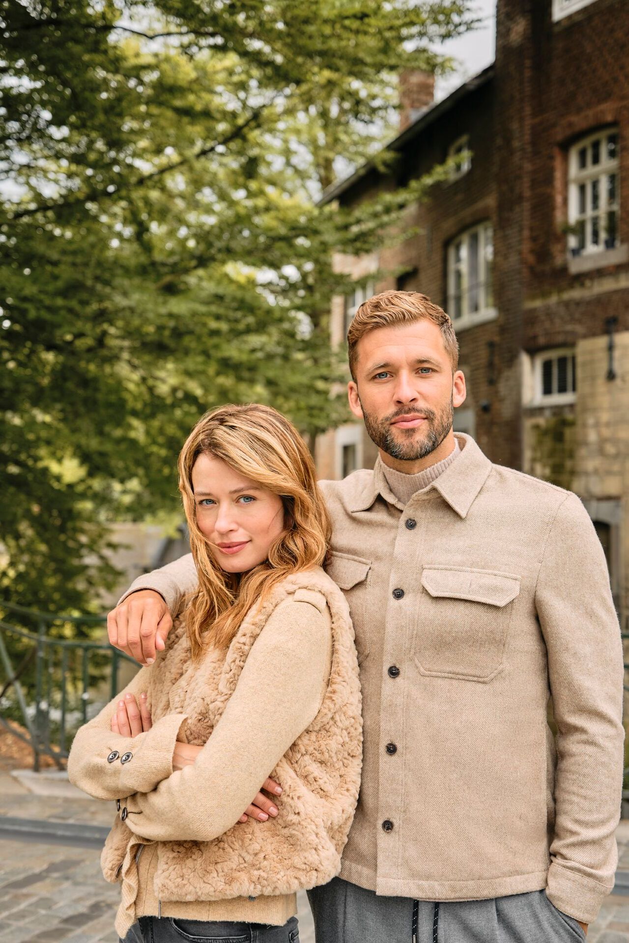 Weibliches und männliches Modell in klassischen Herbst-Looks posieren gemeinsam