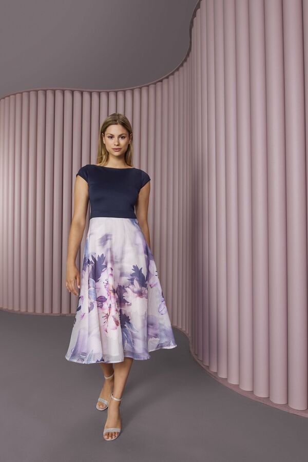 Weibliches Modell in eleganten A-Linien Kleid von SWING