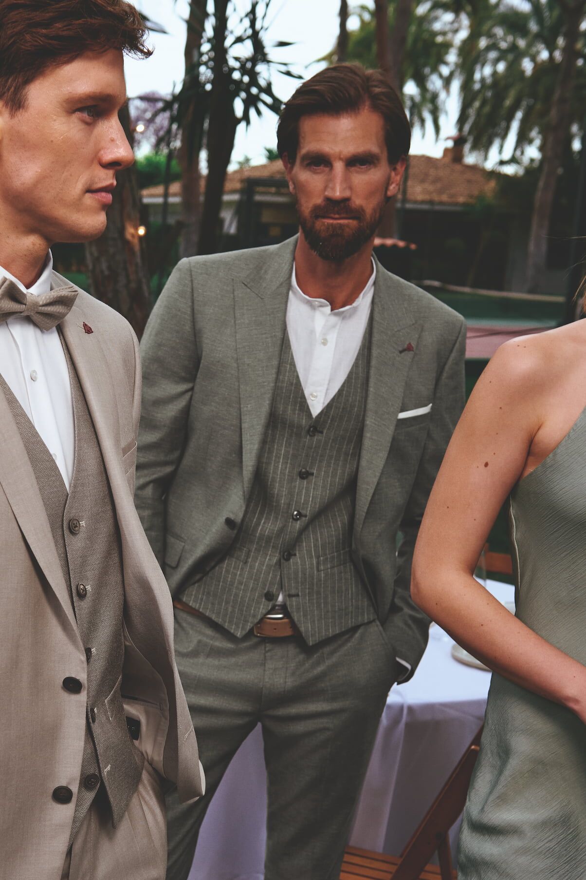 Zwei männliche Modells in schicken Anzügen von Roy Robson posieren gemeinsam auf einer Hochzeit