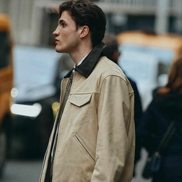 Männliches Model im Seitenprofil mit hellbeiger Harrington-Jacke von Gant