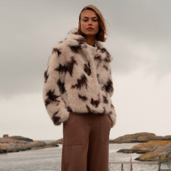 Weibliches Model mit weiß braun gemusterter Felljacke