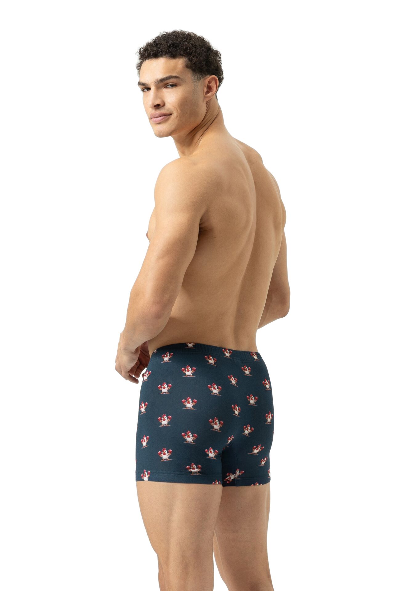 Männliches Modell in dunkelblauen Boxershorts mit Muster von mey posiert mit dem Rücken zur Kamera