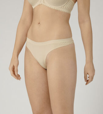 Aura Spotlight High Leg string