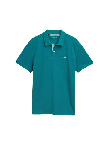 basic polo with contrast