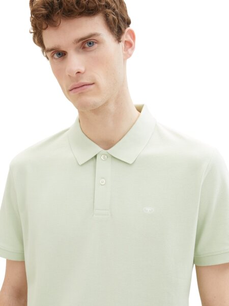 basic polo with contrast