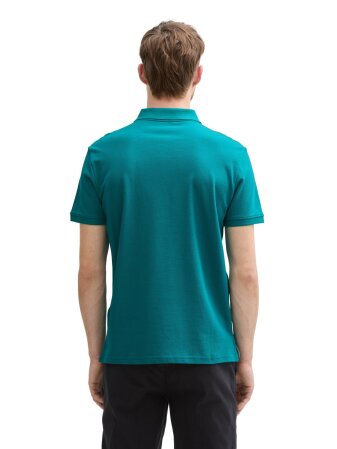 basic polo with contrast