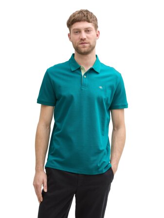 basic polo with contrast