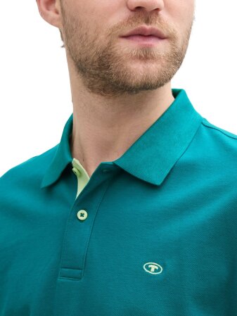 basic polo with contrast