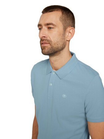 basic polo with contrast