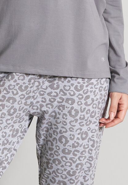 Pyjama, V-A., offen