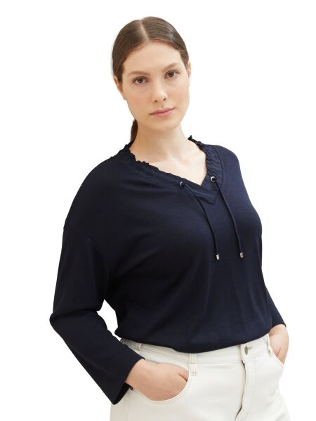 T-shirt gathering v-neck