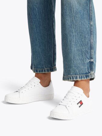 TJW LOGO OUTSOLE SNEAKER ESS