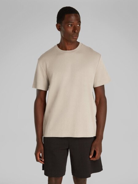 TEXTURED T-SHIRT