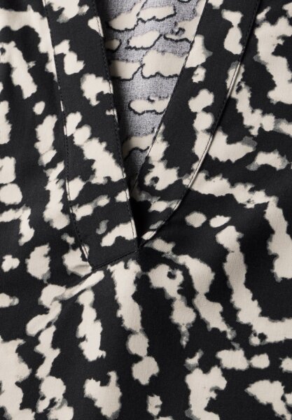 LTD QR Splitneck blouse w turn