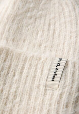 OP_Chunky Beanie_Feather Yarn