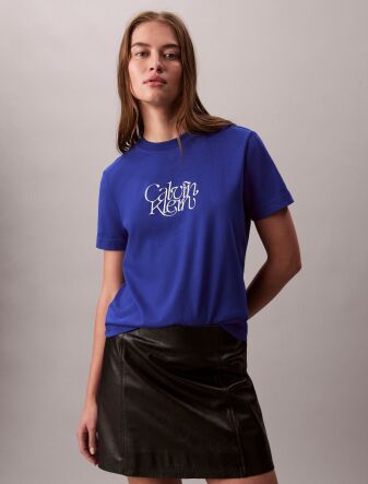 SS FITTED SCRIPT CALVIN KLEIN TE
